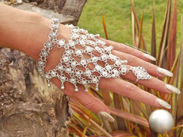 ENCHANTING HAND JEWELS / RING - MoonbeamsandMayhem